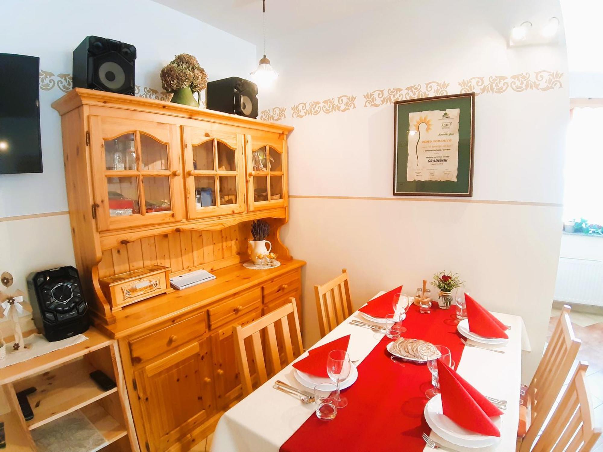 Apartments Organic Tourist Farm Gradisnik Prevalje Luaran gambar